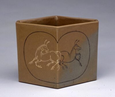 八代焼「象嵌馬文菱形水指」19世紀、当館蔵