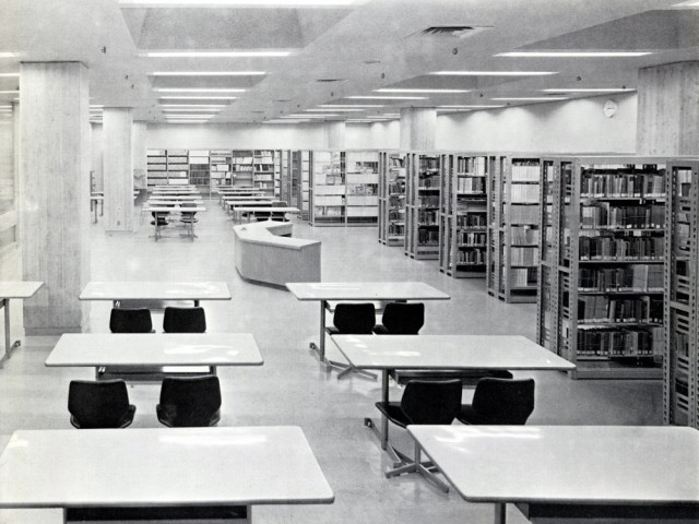 昭和39年（1964）に開館した福岡県文化会館内の図書館の様子